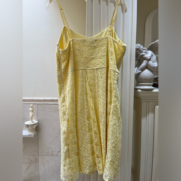 Tags on, sunshine yellow, lace dress, side zipper, size L. - Picture 3 of 12